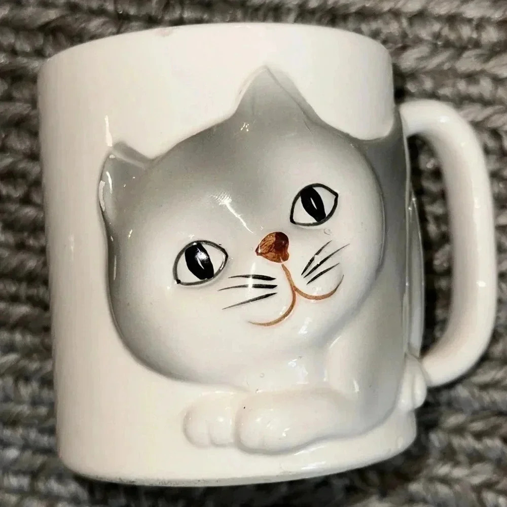 VINTAGE 1980 OTAGIRI MUG CUP 3-D EMBOSSED GRAY CAT ON WHITE MUG LARGE 4" TALL
